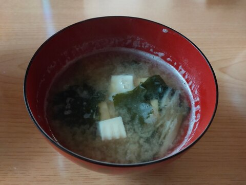 豆腐とワカメと茗荷の味噌汁